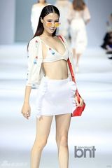 组图：孔孝真CL等助阵时装周 李秀赫亮相T台