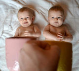 组图：杯子宝宝创意照走红 妈妈齐呼卡哇伊