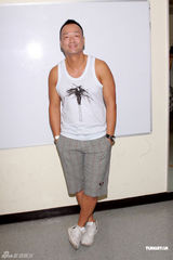 幻灯图：曾志伟五彩现身《奖门人》 王喜秀肌肉 