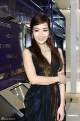 组图：侯佩岑小露性感为珠宝站台 展露事业线