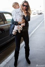 组图：邦臣黑衣出街修身LOOK 老公带爱子吃披萨