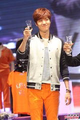 组图：李敏镐休闲装帅气亮相 长腿偶吧笑容迷人