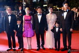 组图：《如父如子》戛纳首映 真木阳子撞色抢眼