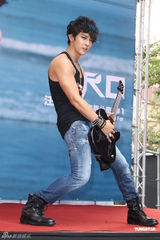 组图：汪东城摇滚风会歌迷 否认与炎亚纶有心结