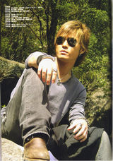 组图：许绍洋日本拍摄写真 优雅亲民如邻家哥哥
