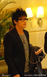 幻灯图集：范文芳李铭顺现身酒店 装扮时尚