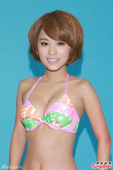 组图：罗彩玲露事业线拍写真 性感失守走光