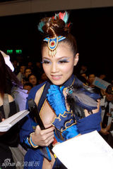 幻灯图集：周秀娜扮鲤鱼精出席游戏展