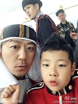 组图：电影《爸爸》曝花絮照 萌宝喂小动物有爱