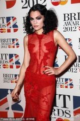 组图：Jessie J透视裙极尽诱惑 登台为火星哥颁奖