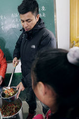 组图：陈坤随联合国儿童基金会探访贵州贫困山区