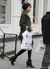 组图：斯威夫特穿黑丝性感 头戴小蓝帽活泼可爱