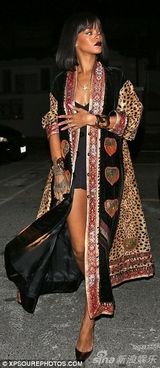 组图：蕾哈娜高叉紧身衣配土豪外套 秀火辣身材