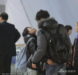 组图：林更新机场吻别神秘女 懒理合约纠纷