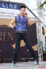 组图：吴建豪穿背心秀身材 幽默学大卫雕塑