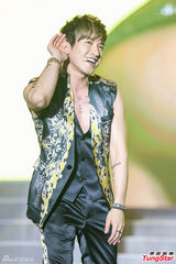 高清图：神话香港开场秀肌肉 配对比心致谢