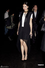 组图：Angelababy现身巴黎时装展 酷帅造型展气场