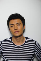 幻灯图：郑国霖拍夏日清新写真 展阳光帅气