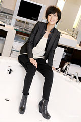 组图：桂纶镁拍写真黑衣黑裤出镜中性风显帅气