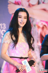 组图：范冰冰《一夜惊喜》变小粉丝紧搂黎明