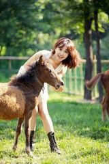 组图：李菲儿夏日清凉装扮 与萌宠互动显爱心