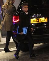 组图：贝嫂抱女外出吃晚餐 三子举手投足像足老爸