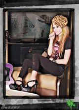 组图：摇滚小魔女艾薇儿最新写真不改朋克气质