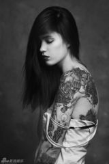 组图：俄罗斯个性美女纹身摄影师性感写真
