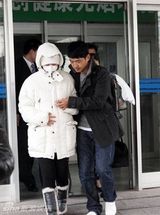 幻灯图：郭晓冬搀扶妻子出院 儿子包裹严实睡意正酣