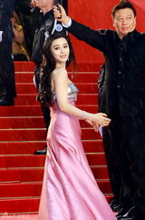 组图：戛纳开幕红毯众星争艳 深V爆乳透视美背