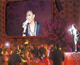 组图：张惠妹新加坡火辣献唱 赵薇携老公捧场