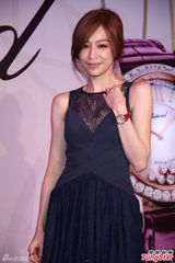 组图：王心凌为品牌站台 露事业线秀女人味