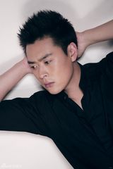 组图：张桐迈进而立之年 登杂志尽展酷劲十足  