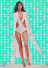 组图：超模米兰达-可儿悉尼走秀性感美艳