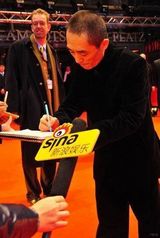 幻灯：《三枪》首映成张艺谋粉丝主场 闫妮风情十足