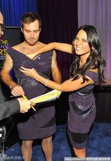 组图：谢耳朵乔治-克鲁尼为慈善募捐卖力搞怪