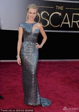 组图：娜奥米-沃茨银色战衣闪耀红毯