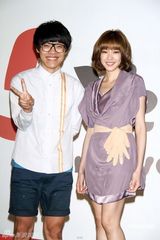 幻灯组图：歌手卢广仲准备考试 如未考取将面临当兵 