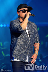 组图：2NE1携EpikHigh等唱响StayG演唱会