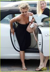 组图：布兰妮朋友家做客 进屋豪放换三点式