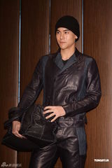 组图：彭于晏谢欣颖代言春装展现迷人色彩与魅力