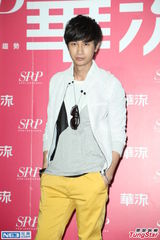 组图：唐禹哲与邱凯伟出席见面会大摆爱心造型