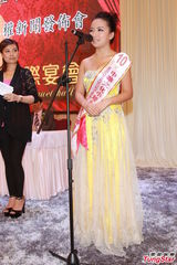 组图：黄夏蕙谷事业线现身 不让年轻佳丽专美