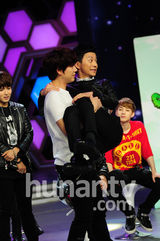 组图：银赫晟敏大本营互掐 圭贤何炅玩公主抱