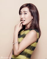 组图：杜若溪清新写真出炉 半裸香肩小露性感