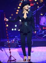 组图：克里斯汀娜爆乳紧身献唱 瘦身明显秀曲线