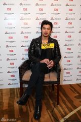 组图：新浪娱乐明星街拍盛典对话陈柏霖