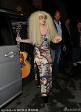 组图：Gaga怪人眼镜爆炸头抢镜 秀名画印花裙