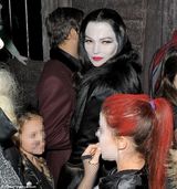 组图：众星亮相万圣节派对 凯特-摩斯白面红唇诡异