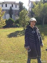 组图：刘晓庆夫妇婚后旅游 58岁绑麻花辫秀婚戒